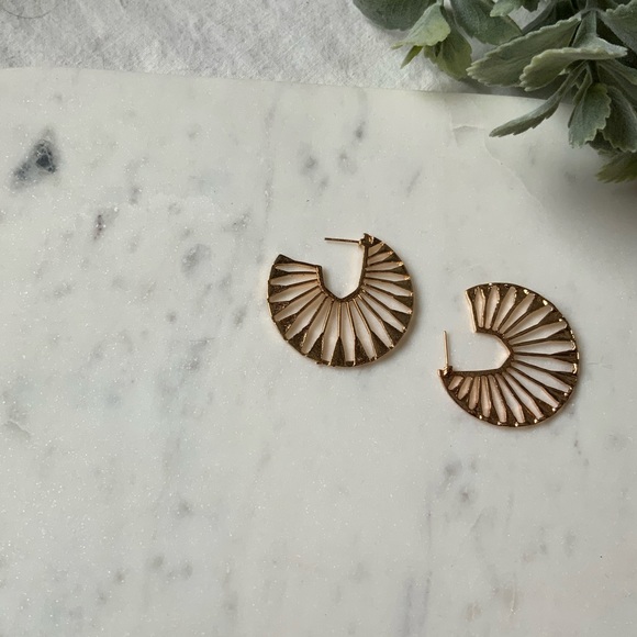 The Sylas - Geometric Chunky Gold Hoops - Picture 8 of 8